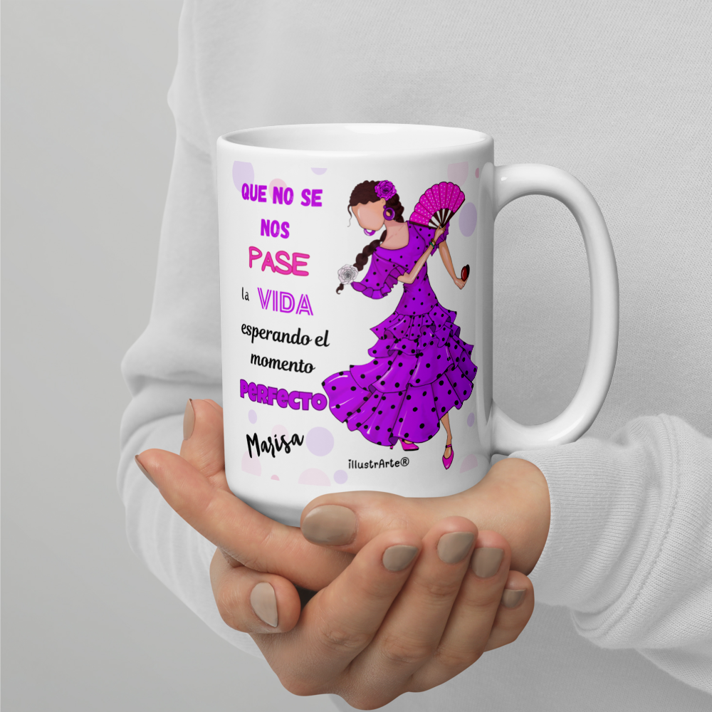 una mujer sosteniendo una taza de café con una imagen de una mujer en un vestido púrpura