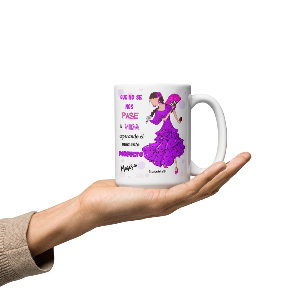 una persona sosteniendo una taza de café con una imagen en ella